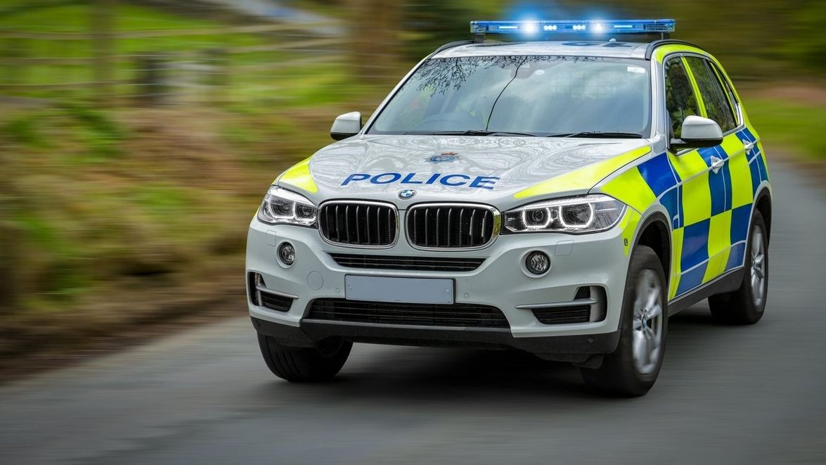 Řidič v Anglii se policii přiznal, že řídil po dobu 50 let bez oprávnění